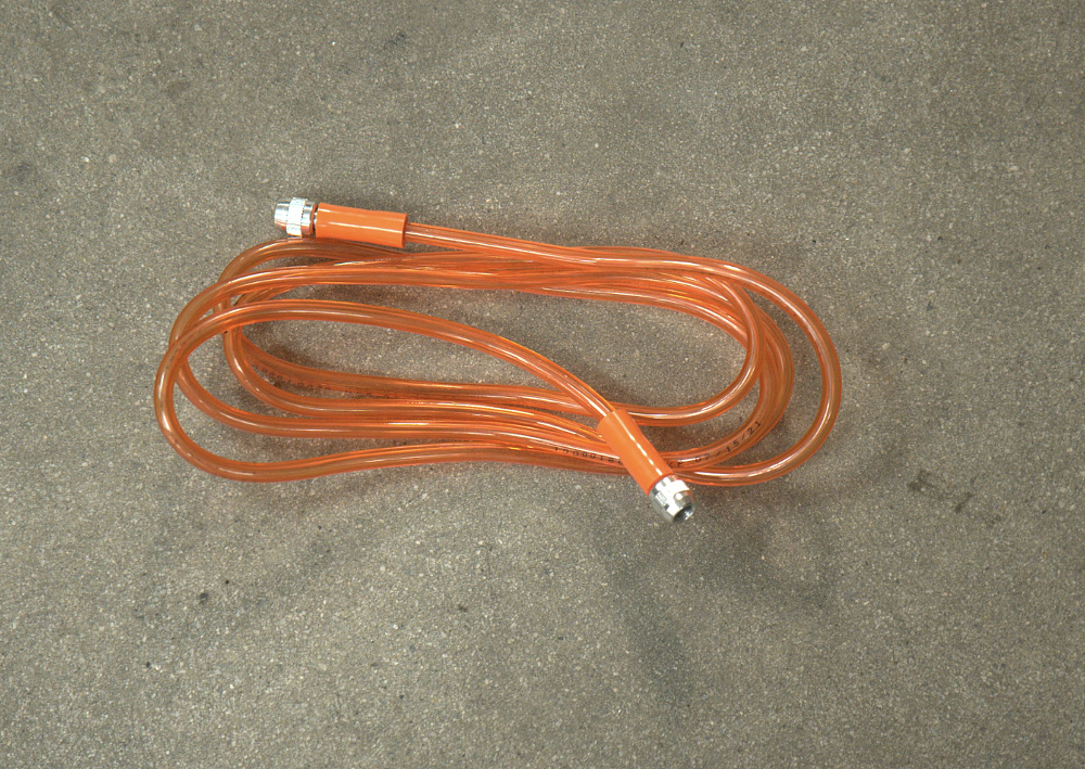 Air scavenge hose for transfering pressure between tires