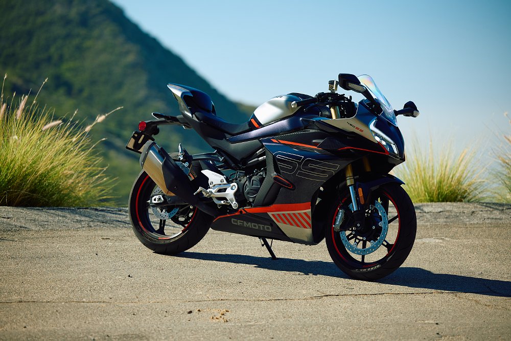 2023 CFMOTO 450SS static beauty