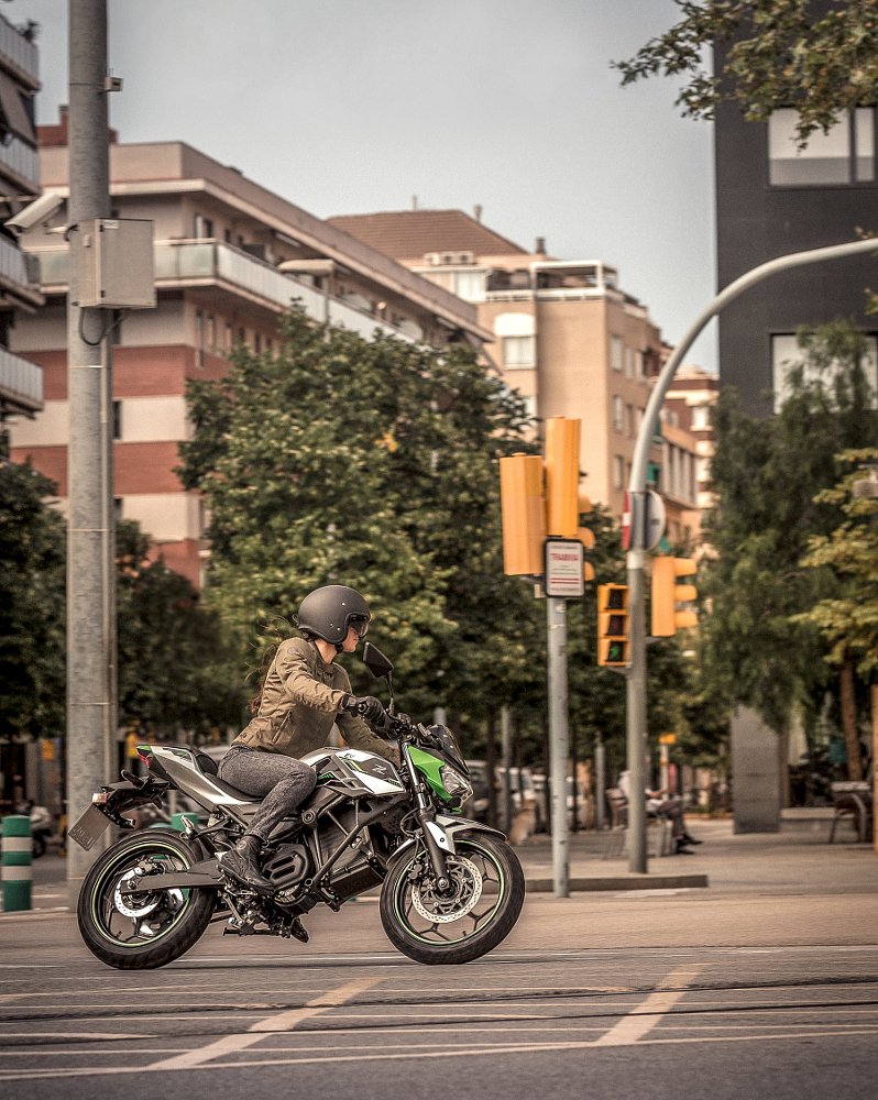 Z e-1 riding in the city