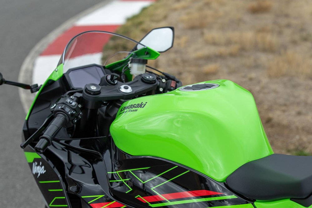 A close up view of the gas tank and clip-on sport style grips of the kawasaki zx-6r