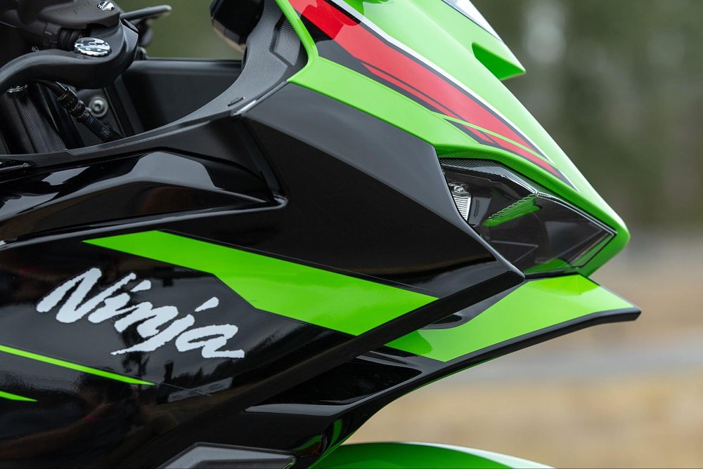 a close up view of the side profile of the zx-6r front fairing and headlights sharp angles