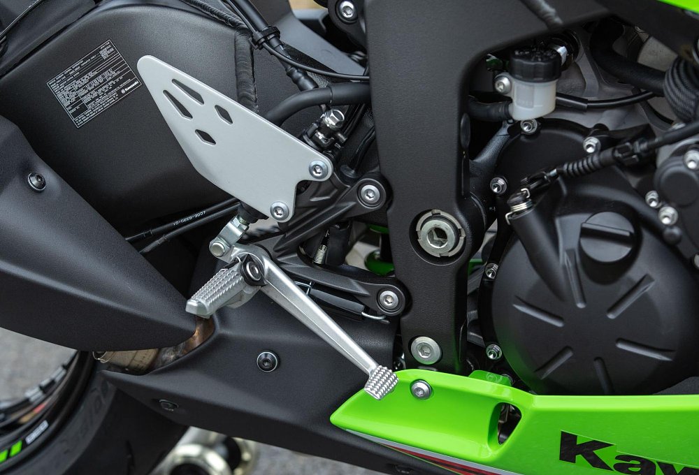 a close up view of the rear set foot pegs on the ninja zx-6r sport bike