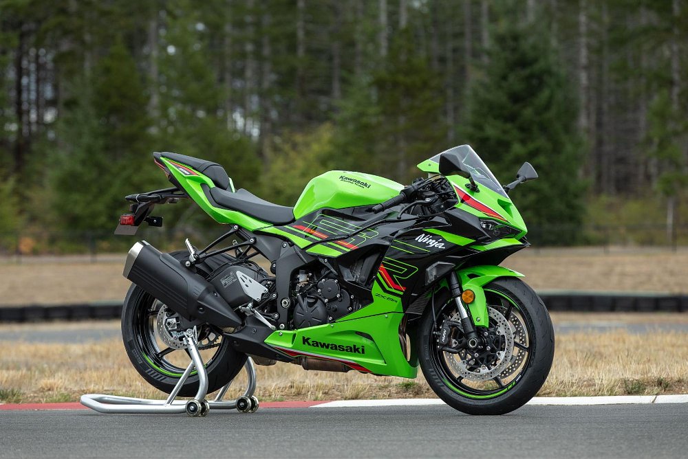 A static side shot of the Kawasaki ninja zx-6r parked on a race track