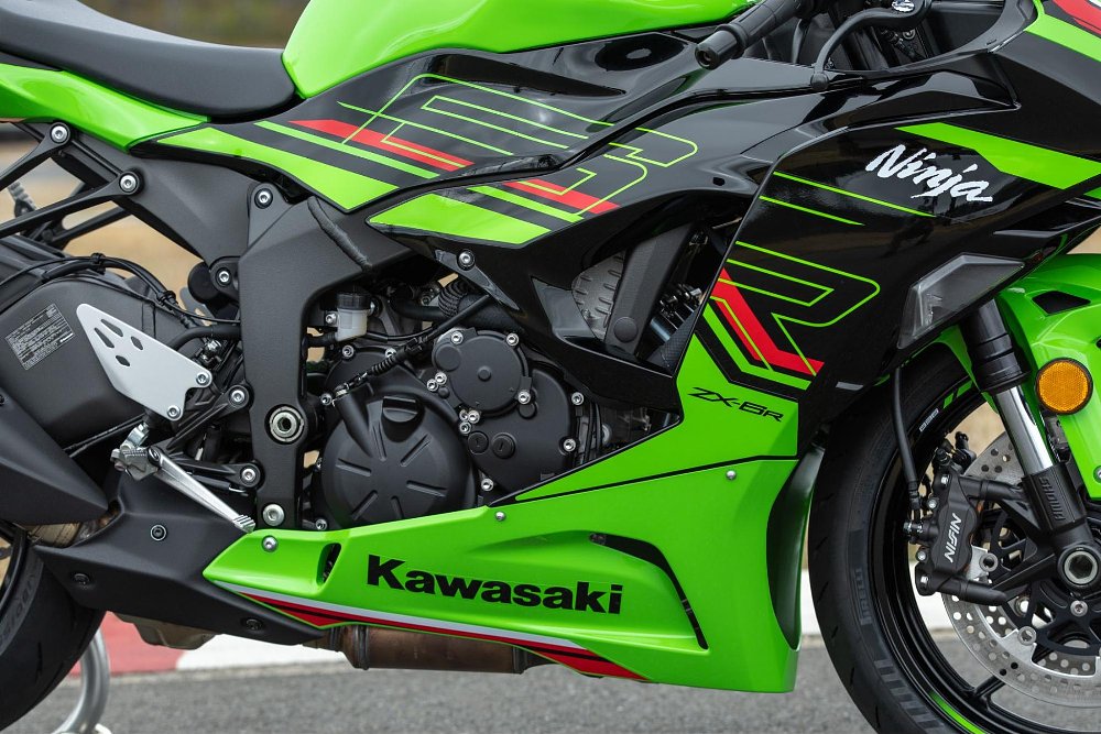 a close up of the kawasaki zx-6r inline four clynder engine