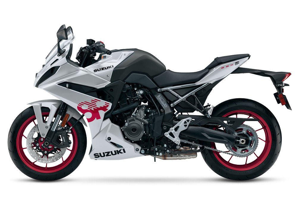 studio shot of the 2024 Suzuki GSX-8R in silver