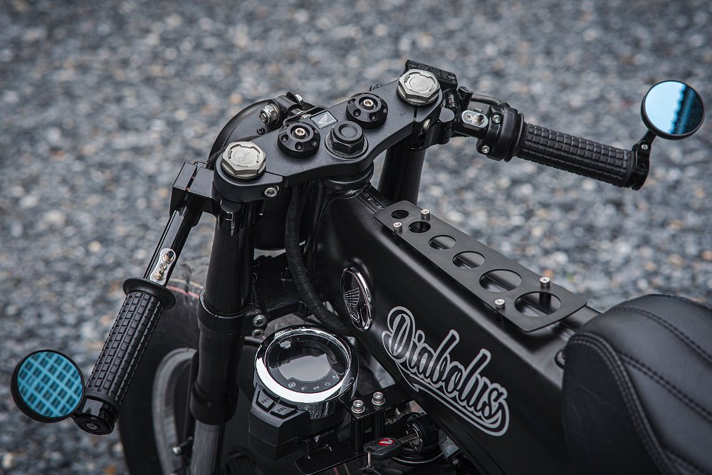 black custom Dax, view of the cockpit