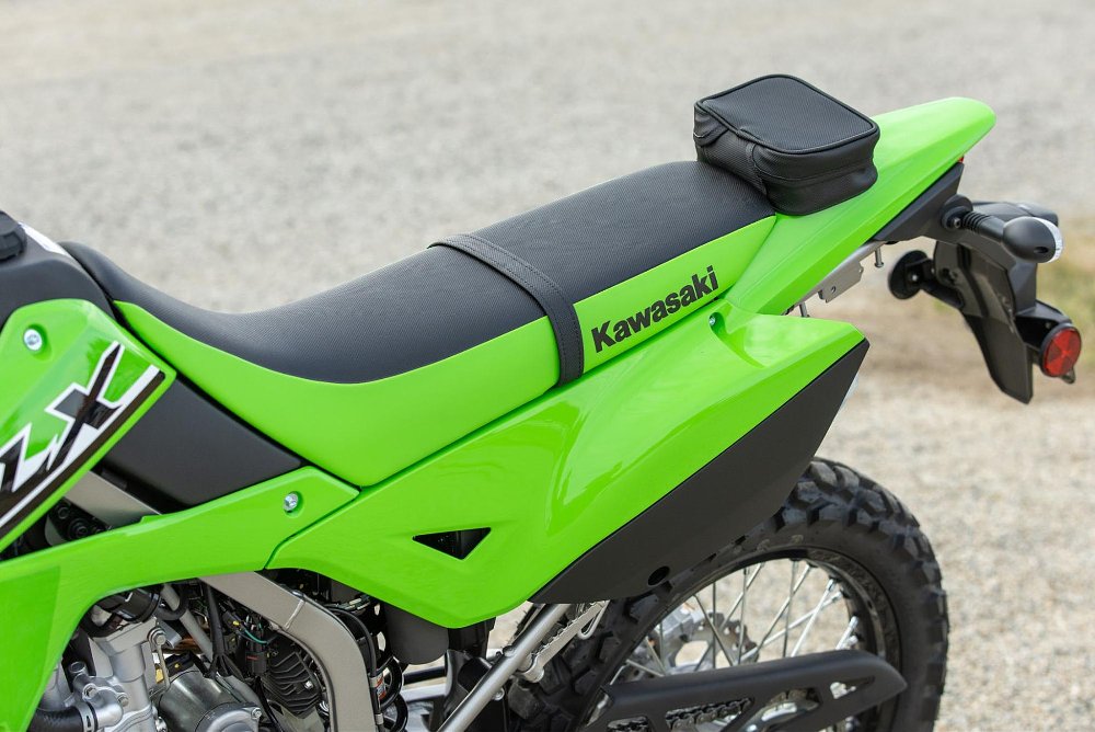 A close up view of the seat and tail section of KLX300