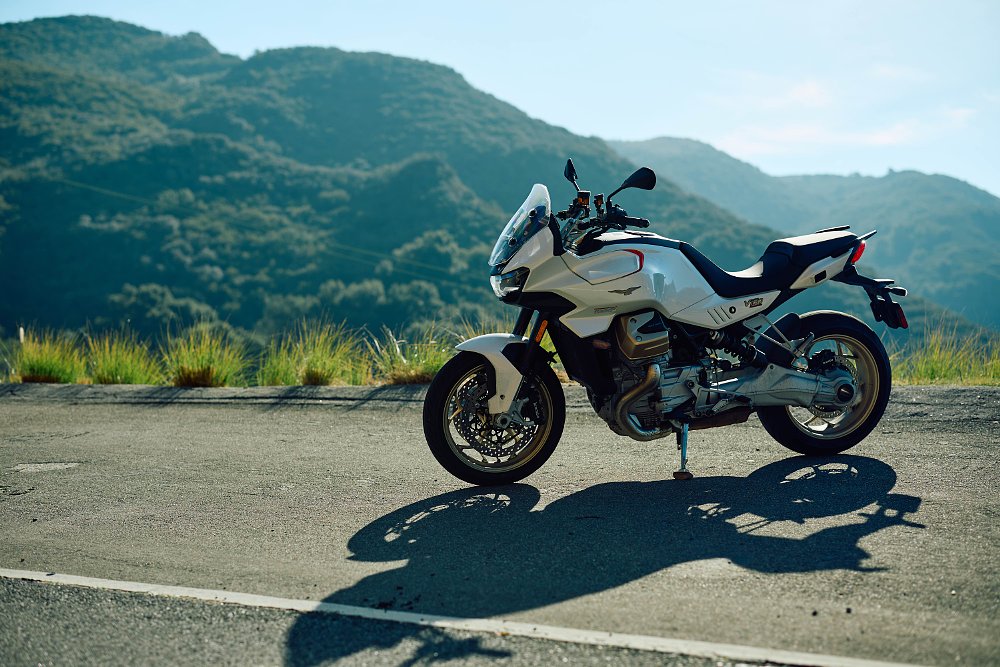 2023 Moto Guzzi V100 Mandello left side