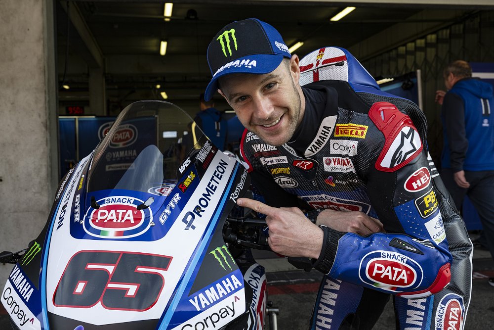 Jonathan Rea with the Yamaha he is riding in 2024