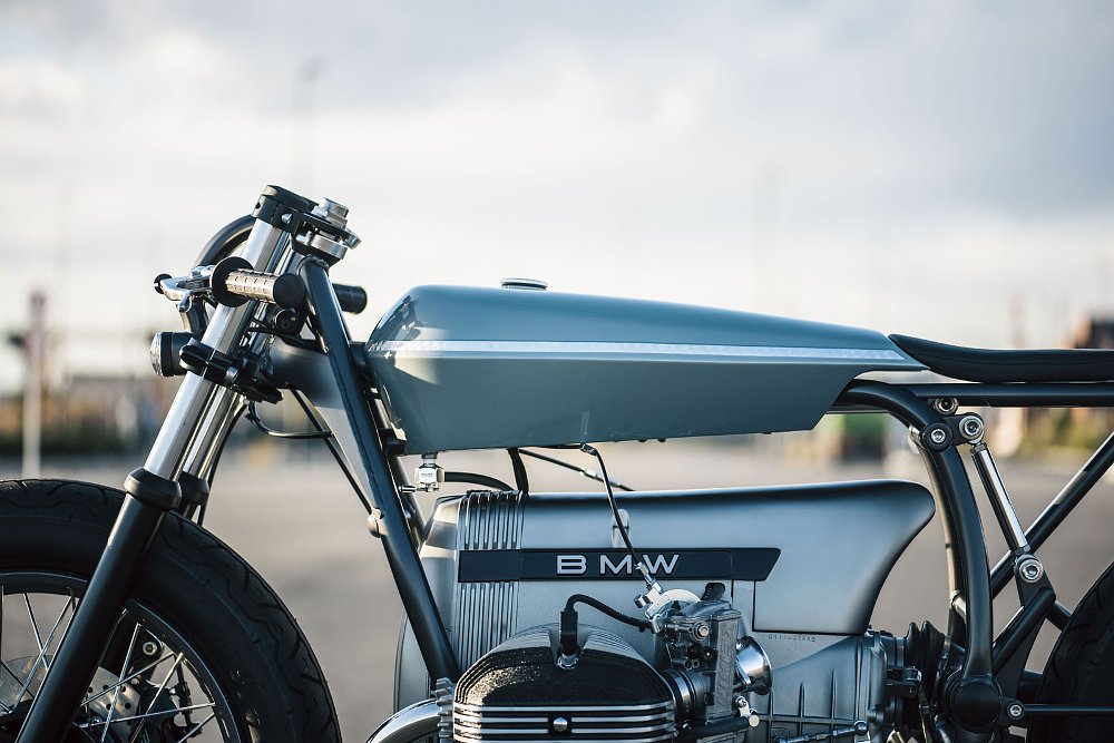 side view of the top of the engine and the fuel tank