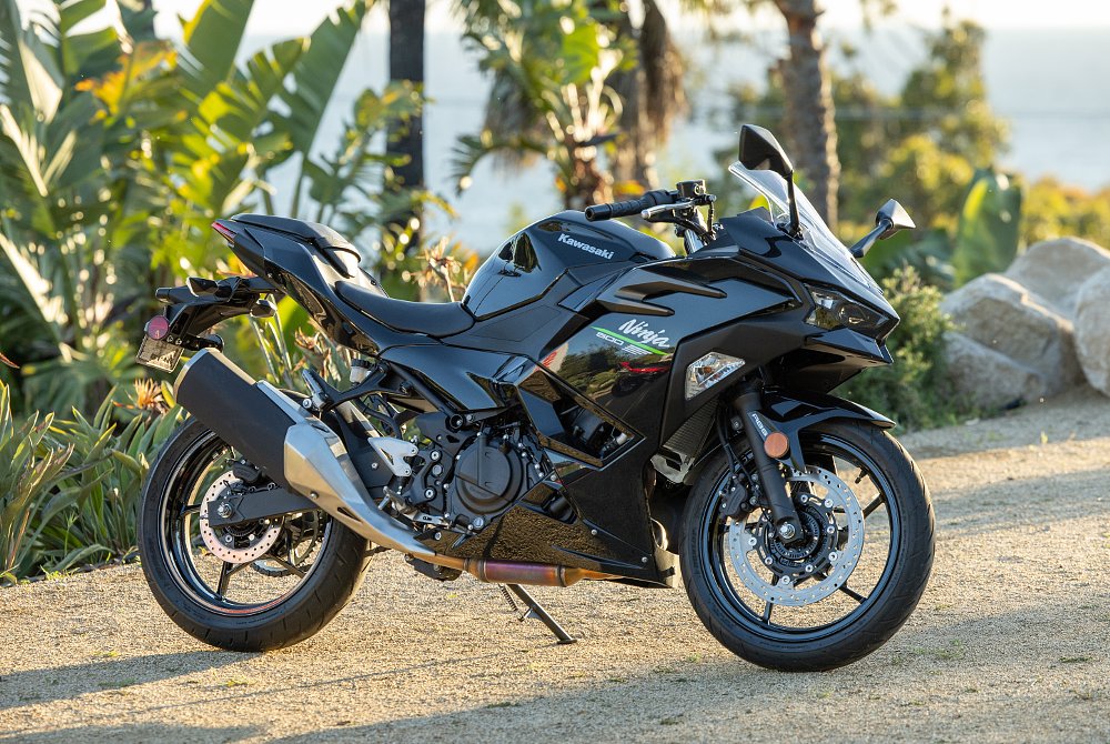 side view of the base model Ninja 500 in black