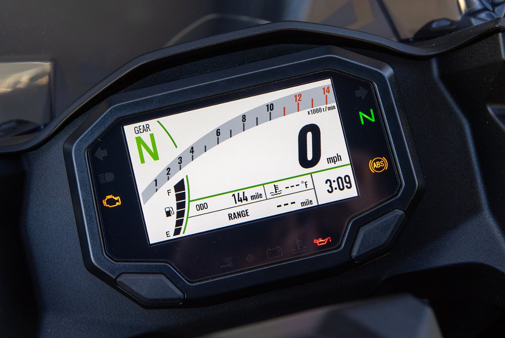 view of TFT dash on the SE model