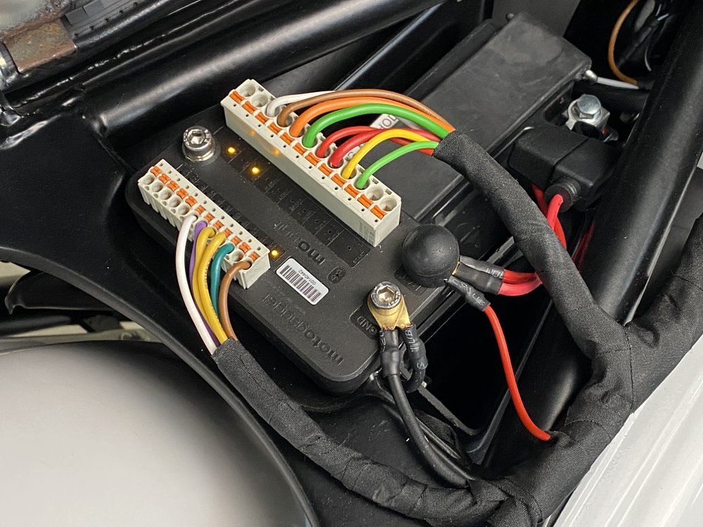 Motogadget mo.unit power distribution device. 