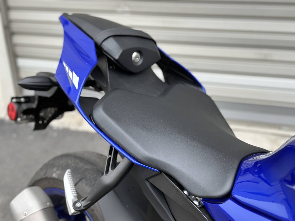 2024 Yamaha R1 seat detail.
