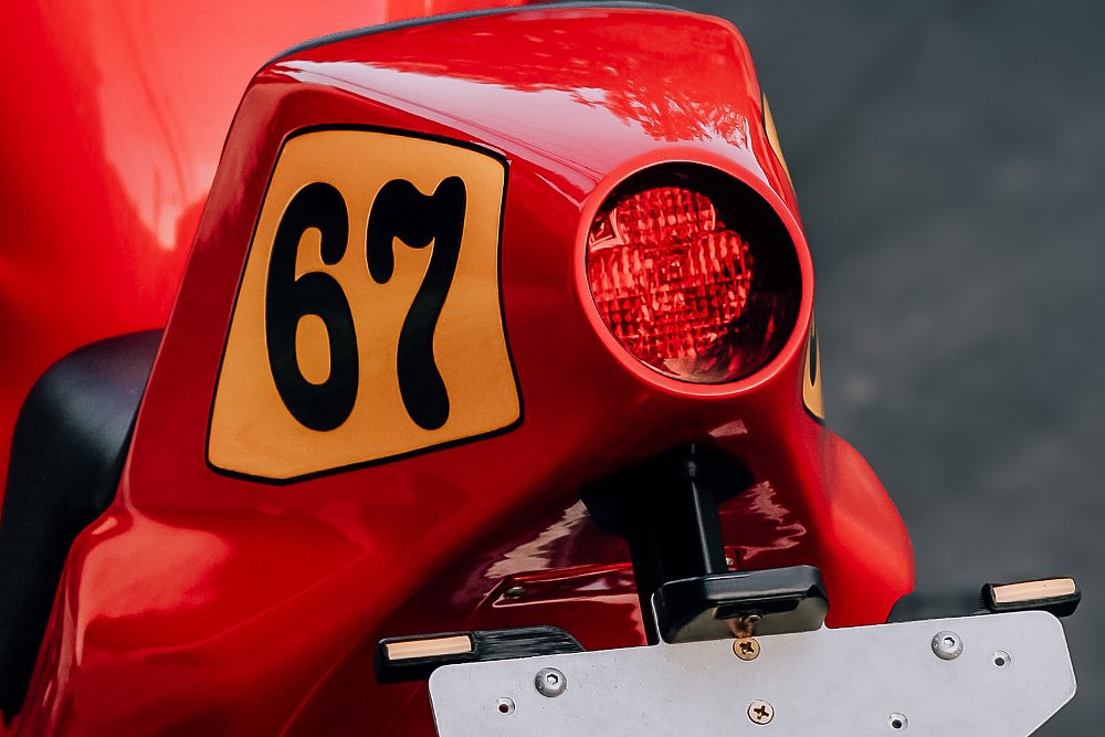 round taillight on the red tail section of the 900SS