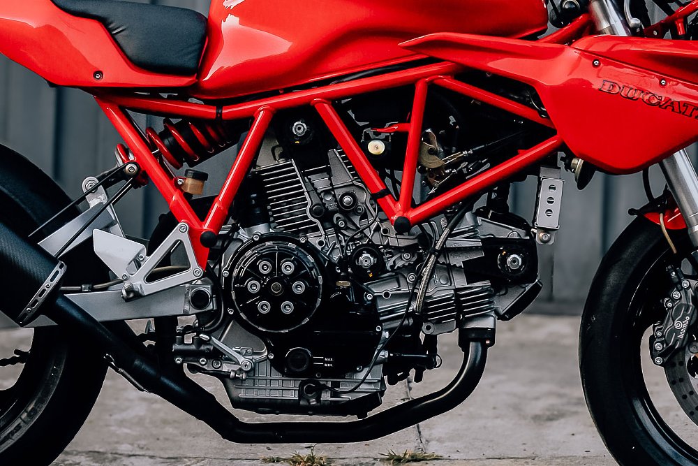 side view of engine and lower part of the half fairing