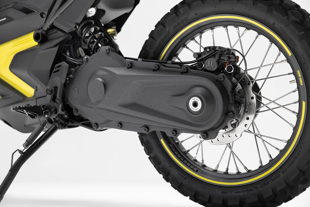 close photo of Can-Am enclosed chain final drive