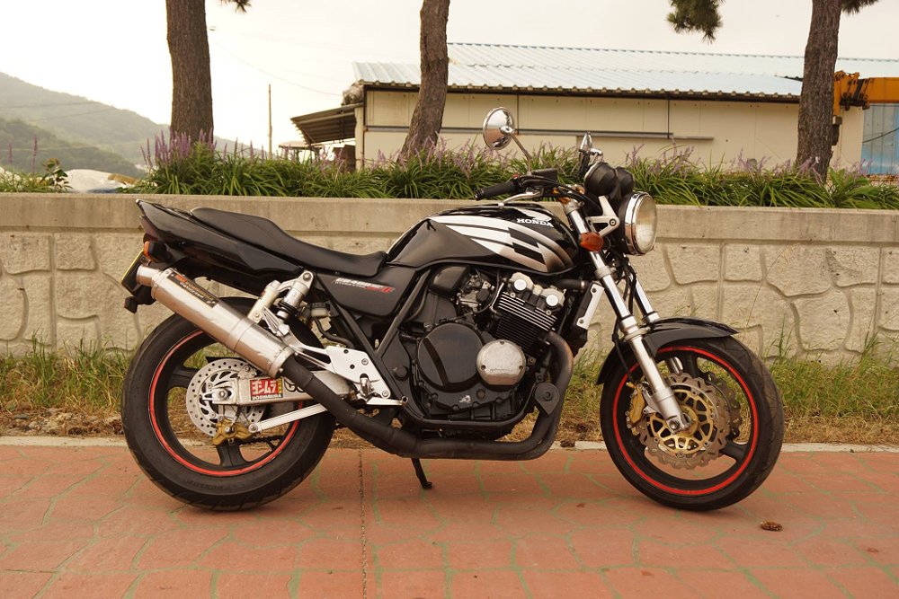 side view of Honda CB400SF