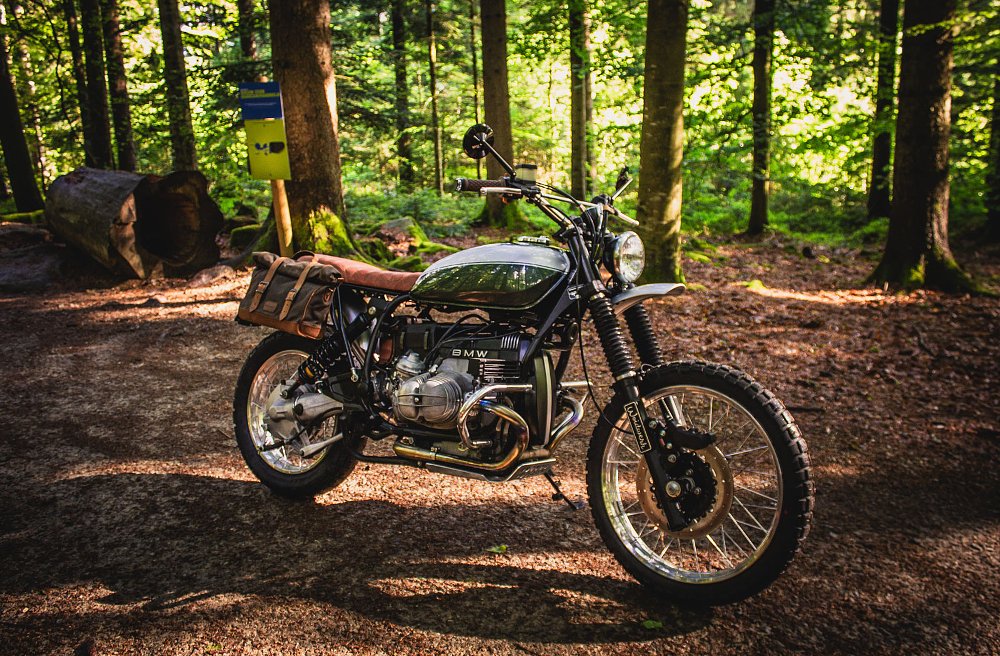 side view of brown leather seat and saddlebag