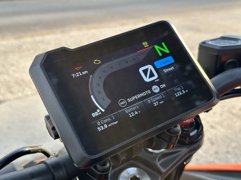 2024 KTM 390 Duke TFT dash.