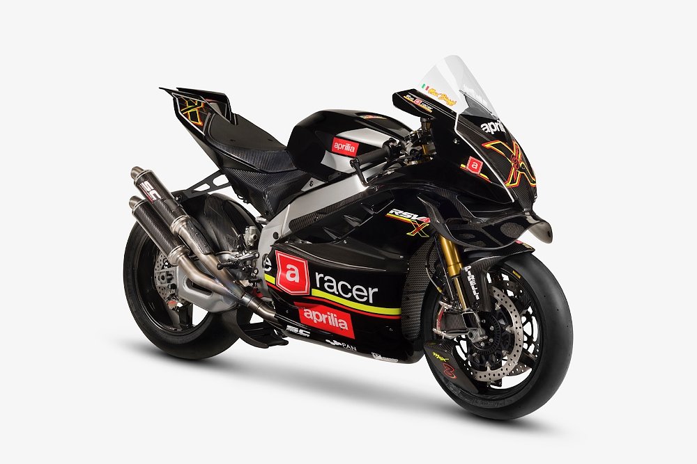 studio image of the black and red RSV4 EX3MA