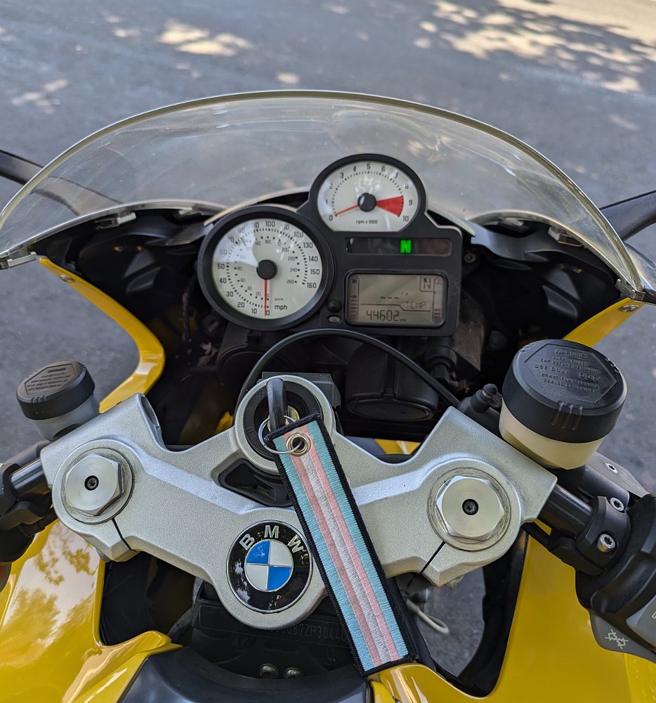 cockpit view of the gauges on the BMW R 1200 S