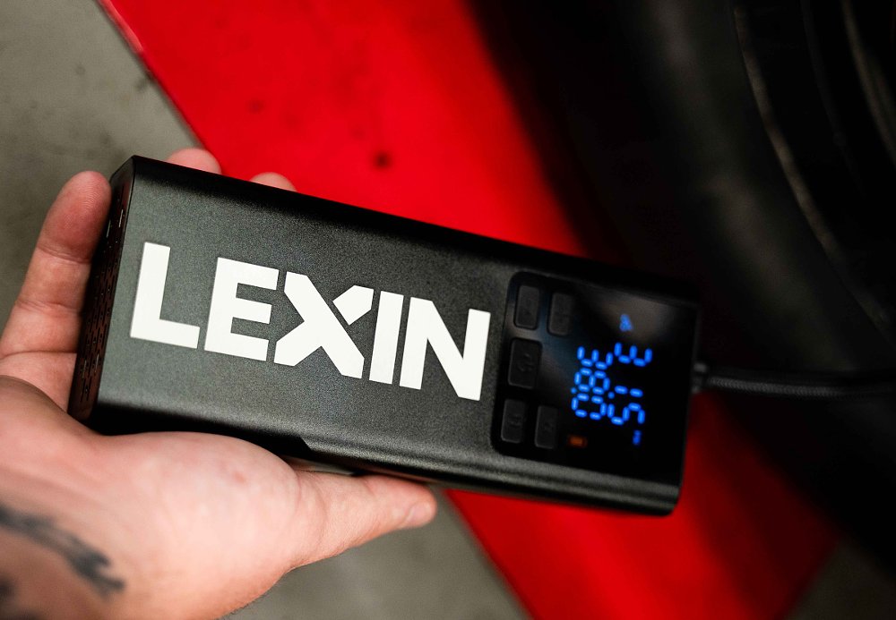 hand holding the smart pump with the digital display showing the air pressure