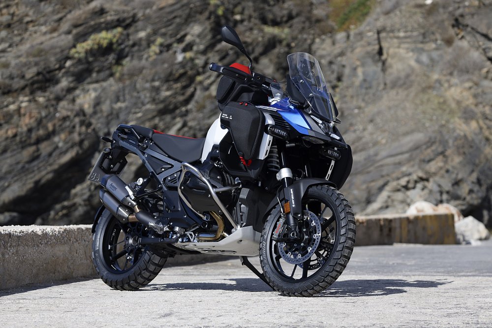 Trophy version of the R 1300 GS Adventure in blue
