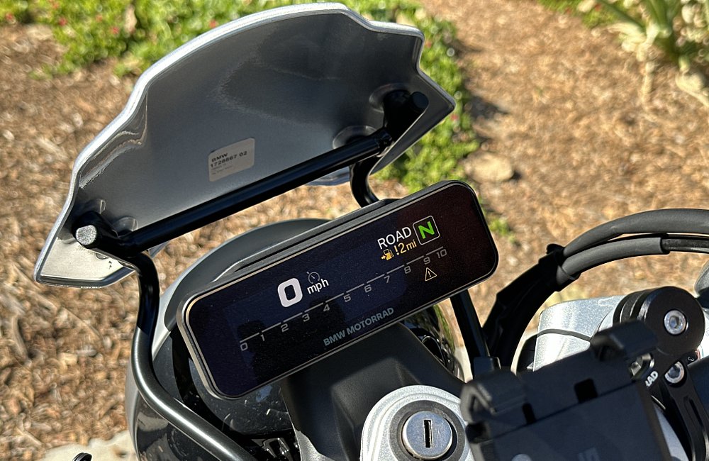 2024 BMW R 12 nineT optional digital TFT display detail image.