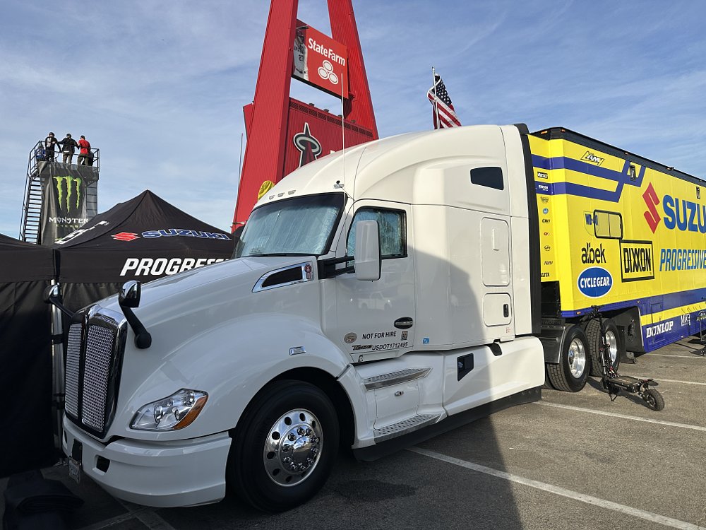 Suzuki SuperMotocross truck Kenworth T680 tractor.