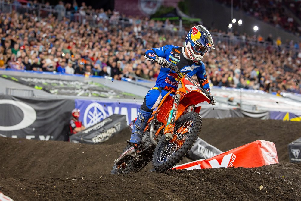 Chase Sexton racing at Tampa Supercross