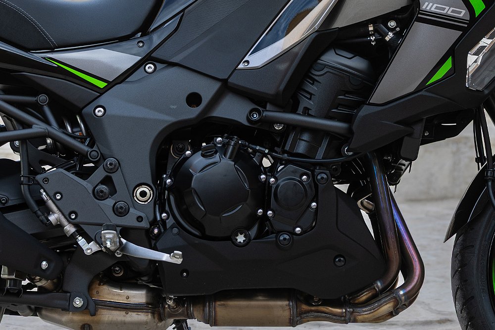 A close-up of the Versys 1100 SE LT's 1,099 cc inline-four engine.