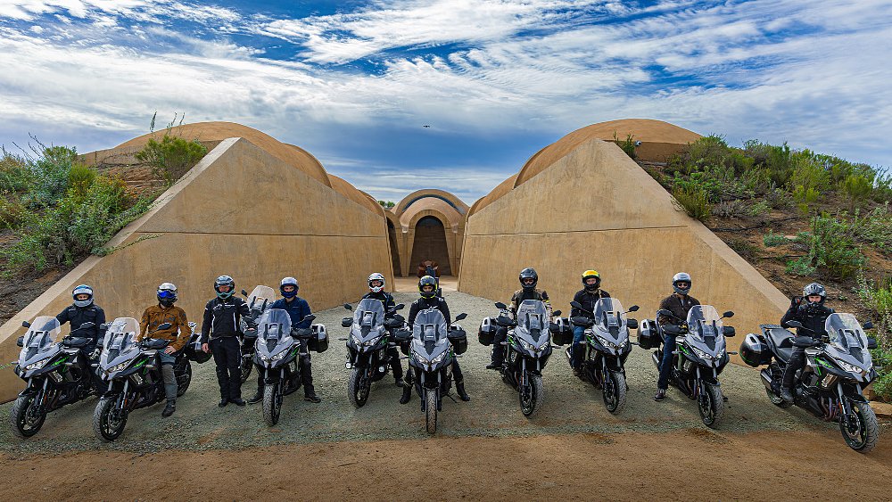 A 10-rider group mounted on Kawasaki Versys 1100 SE LTs.