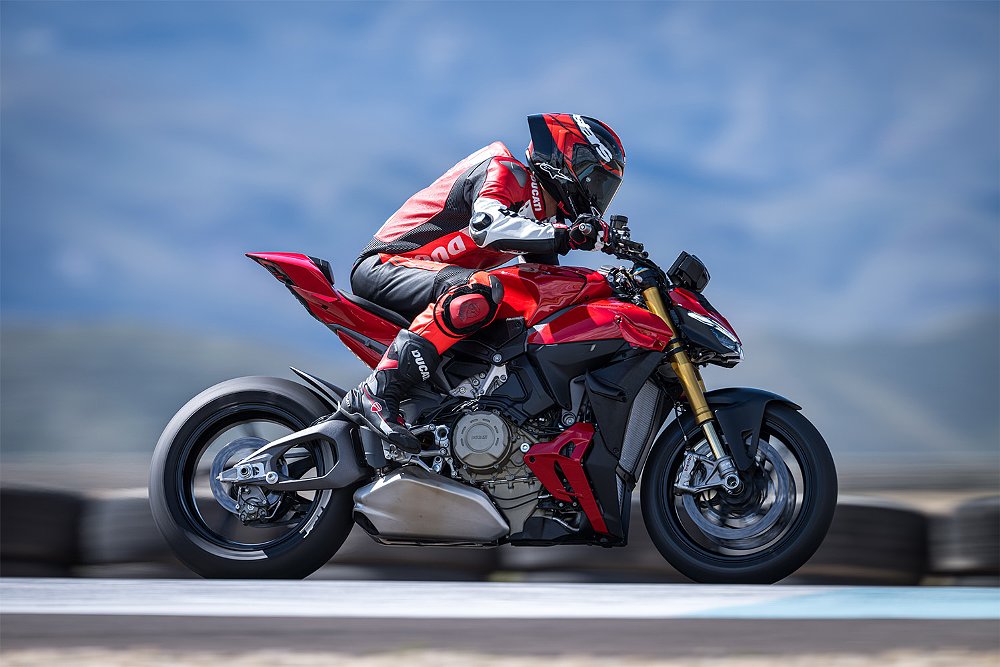 Dustin entering the Andalucia Circuit aboard the Streetfighter V4 S.