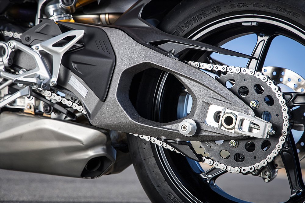 A close-up of the Streetfighter V4 S's new dual-sided swingarm.
