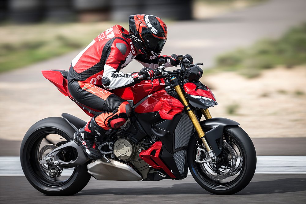 Dustin charges down a straight aboard the Streetfighter V4 S.