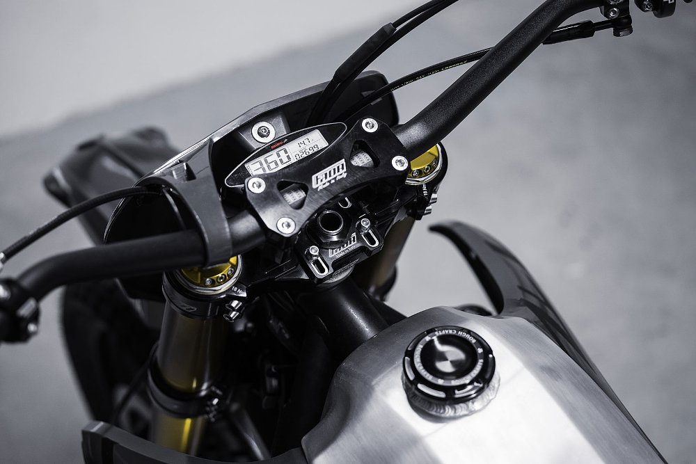 low-profile digital display atop the handlebar