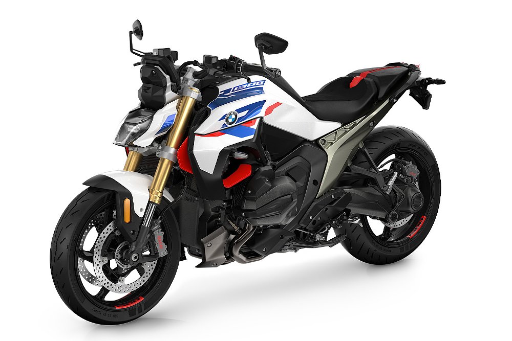 A studio image of the R 1300 R's front right side.