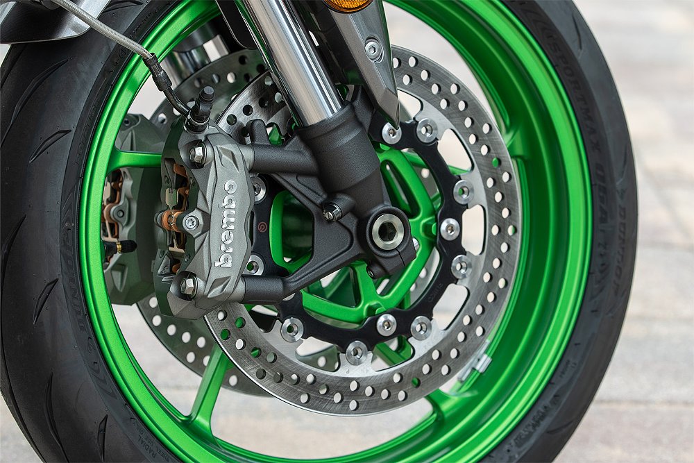 A close-up of the Z900 SE's front Brembo brake calipers.