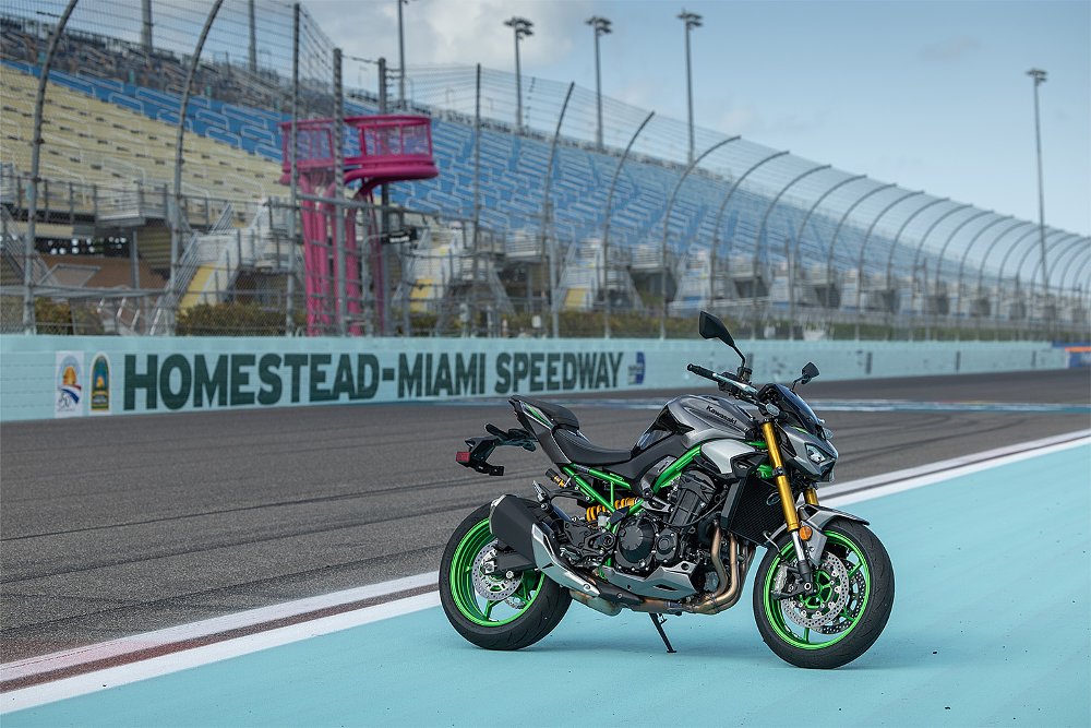 The 2025 Z900 SE staged on the banked home straight of the Homestead-Miami Speedway.