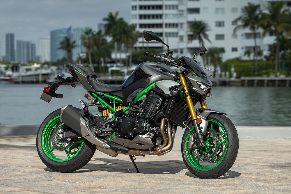 A profile shot of the 2025 Kawasaki Z900 SE with the Miami waterfront in the background.