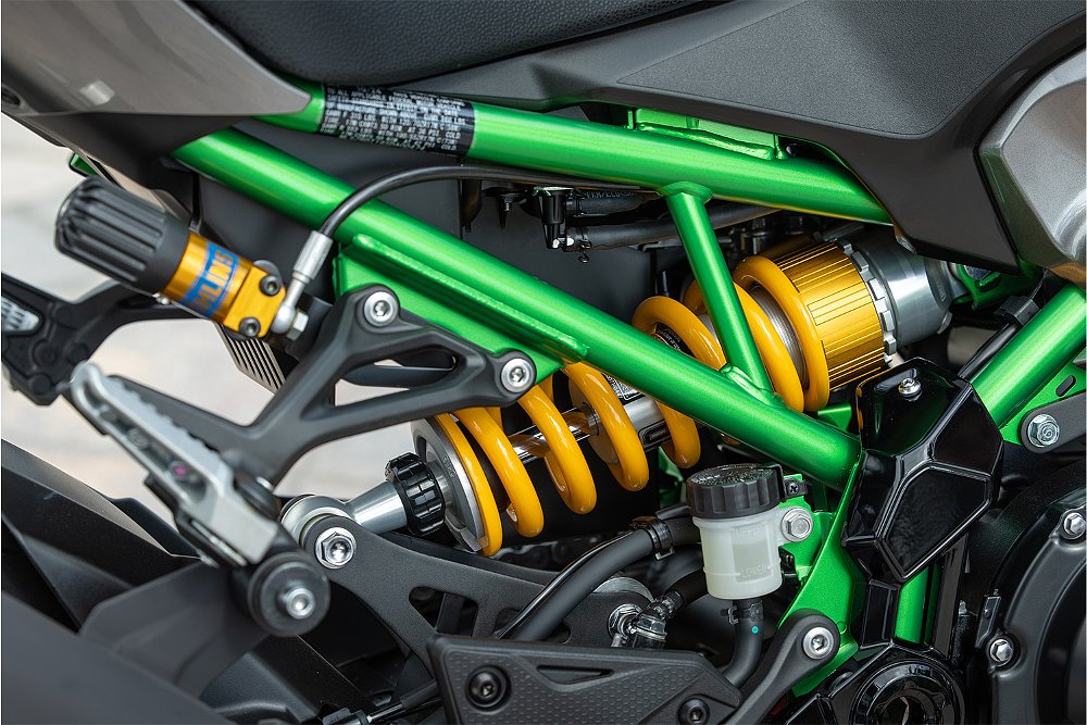 The Z900 SE's Ohlins S46 shock shot in close-up.