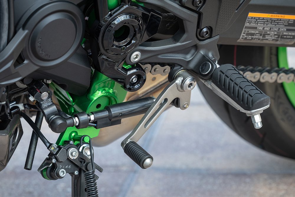 A close-up of the Z900's new bi-directional quickshifter.
