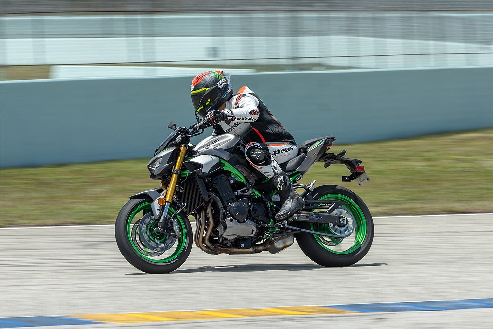 Dustin accelerates the Z900 SE onto an infield straight at the Homestead-Miami Speedway.