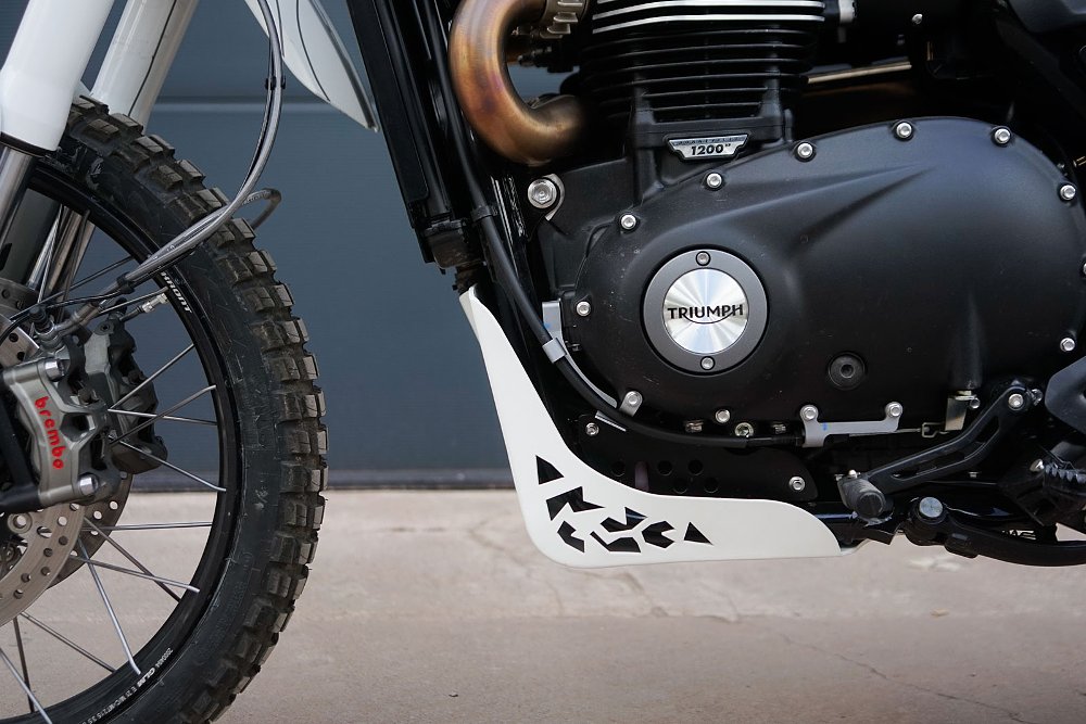 close view of the lower part of the engine with the protective plate