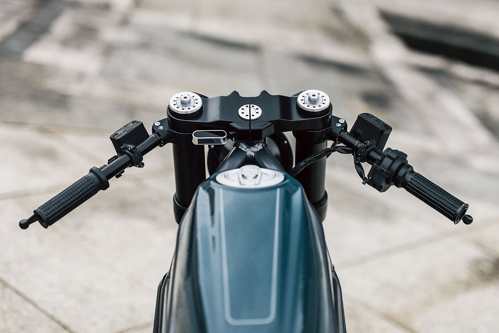 view from the rider's seat showing the clip-ons with only one tiny gauge and almost no wiring visible