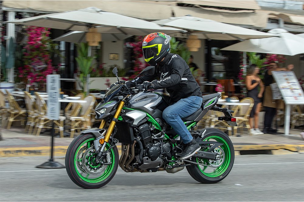 Dustin rides the Kawasaki Z900 SE through Miami's South Beach area.