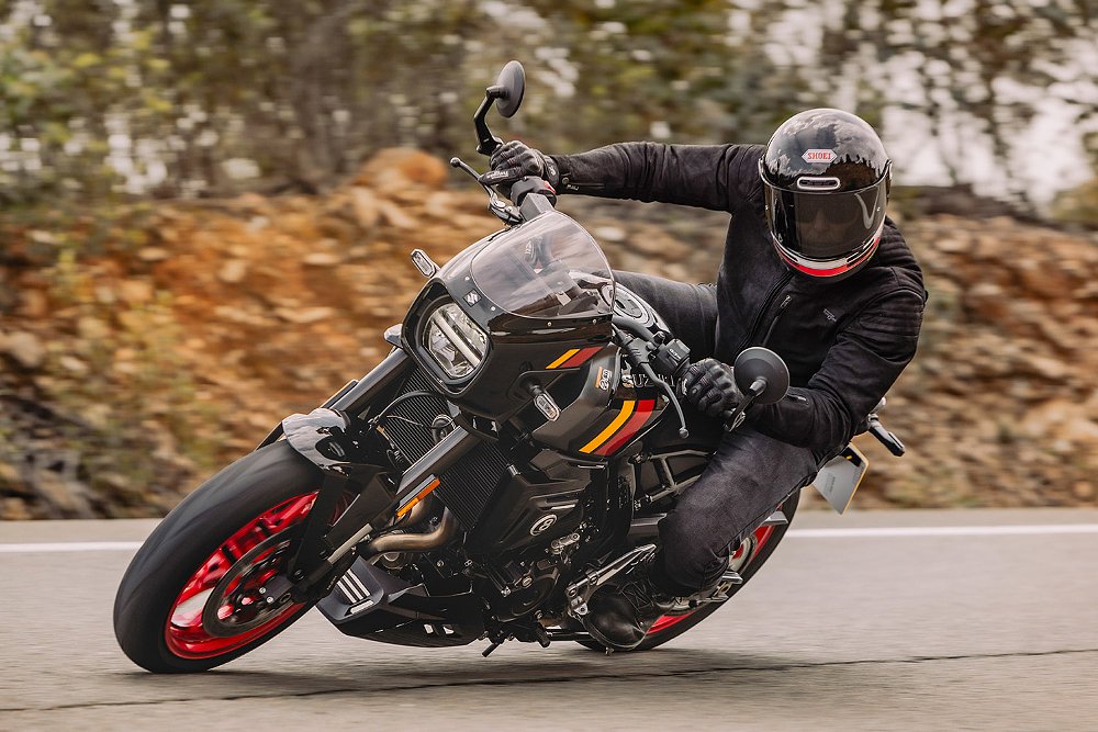 A GSX-8TT rider bends the bike around a sweeper.