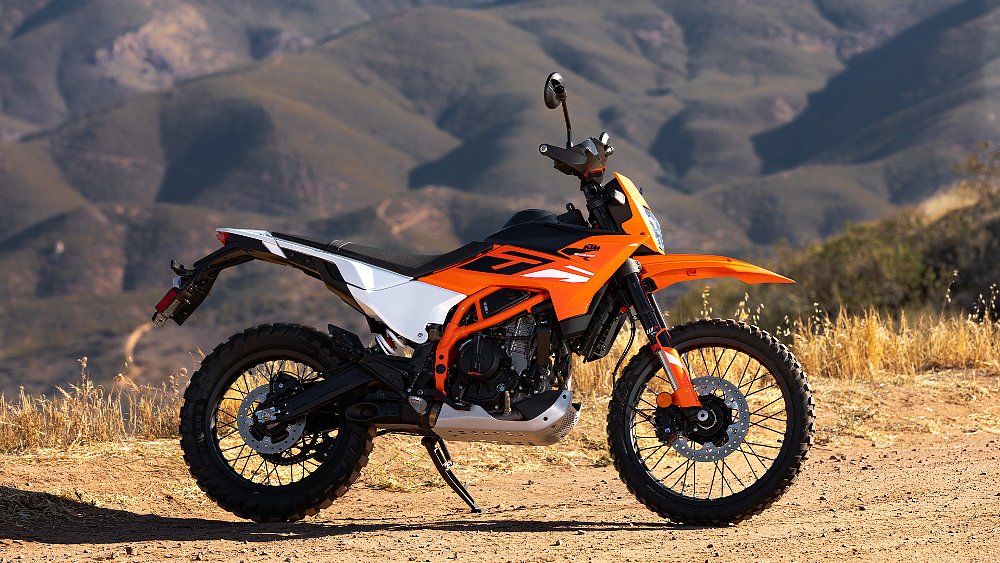 A profile shot of the 390 Enduro R on the trail.