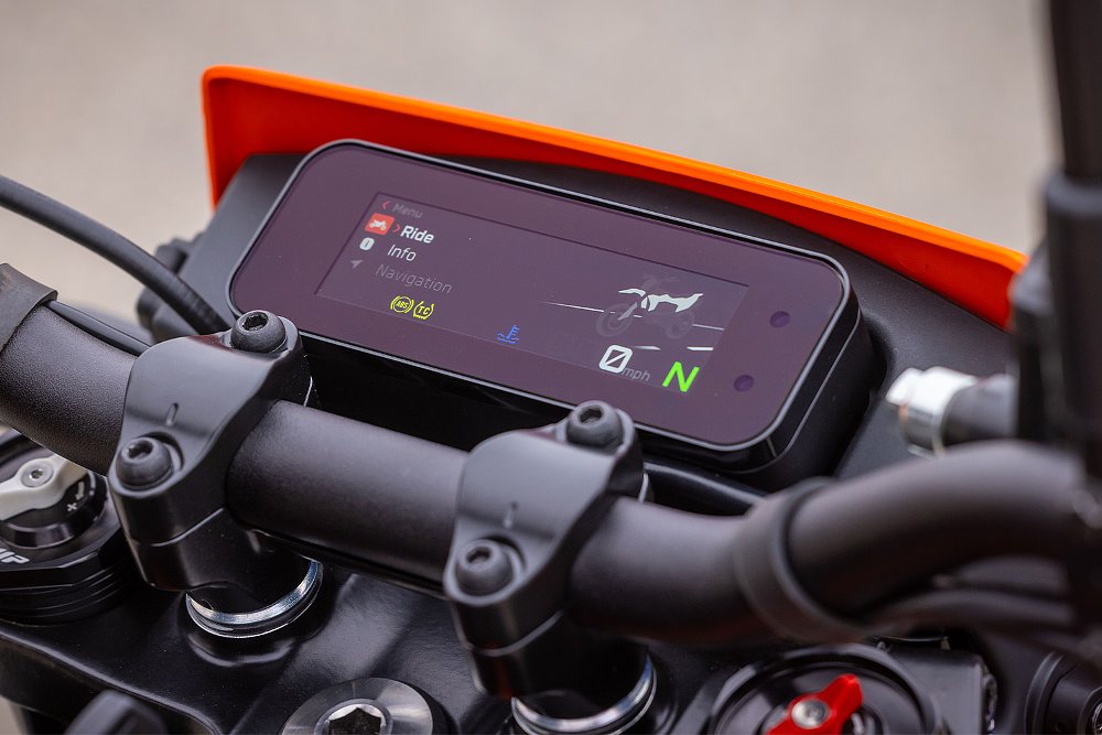 A close-up of the 390 SMC R's 4.2-inch TFT display.